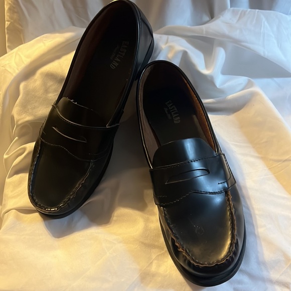 EUC Eastland penny loafers. Size 9.5W. - Picture 2 of 9
